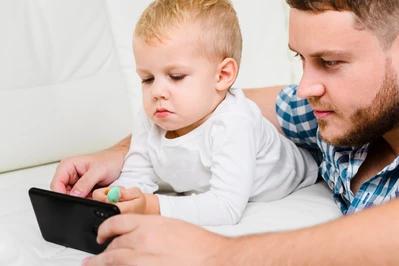 Jak ekrany wpływają na mózg dziecka?