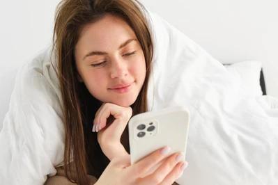 Sięgasz po telefon zaraz po przebudzeniu? Sprawdź, dlaczego to nie jest dobry nawyk!