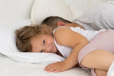 Czy ojciec może spać z córką?