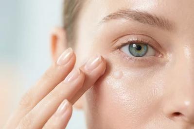 Jak wybrać krem pod oczy, który naprawdę działa? Składniki, konsystencje i błędy, które psują efekty