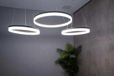 Jak dopasować lampę sufitową do wielkości pokoju?