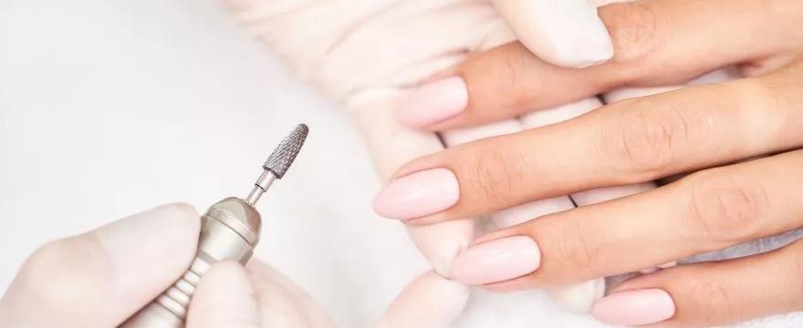 Hybryda w ciąży. Czy będąc w ciąży, można robić manicure hybrydowy?