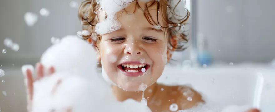 Samodzielna kąpiel — kiedy pozwolić dziecku na samodzielne mycie?