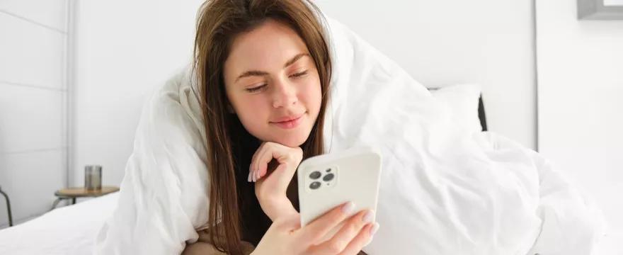 Sięgasz po telefon zaraz po przebudzeniu? Sprawdź, dlaczego to nie jest dobry nawyk!