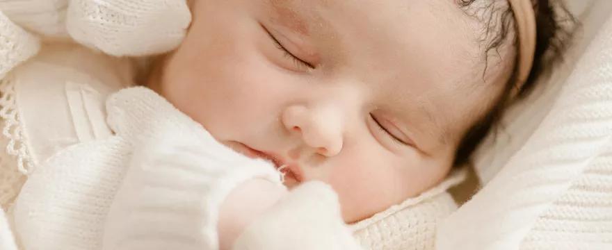 Dlaczego niemowlę wystawia język i się ślini?