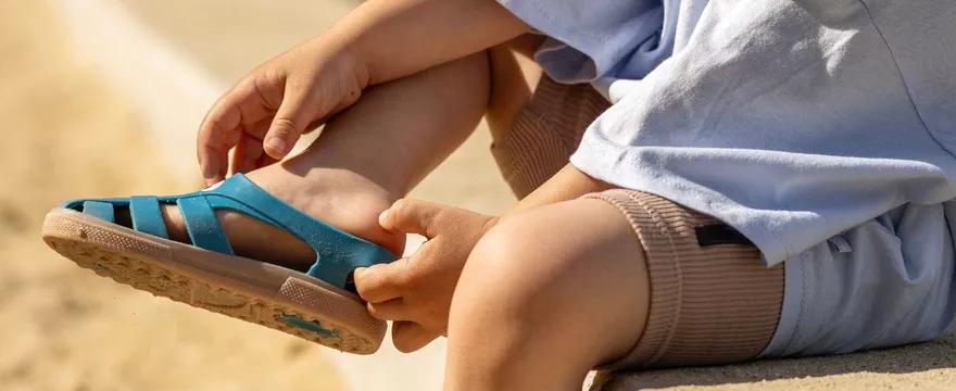 Buty do wody dla dziecka – jak wybrać bezpieczne sandały na plażę, basen i wakacje?