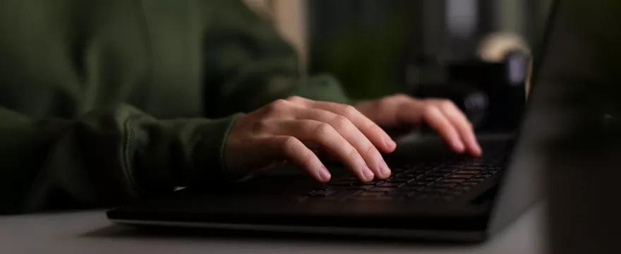 „Sprzedam kolegę” – nowa forma cyberprzemocy wśród nastolatków
