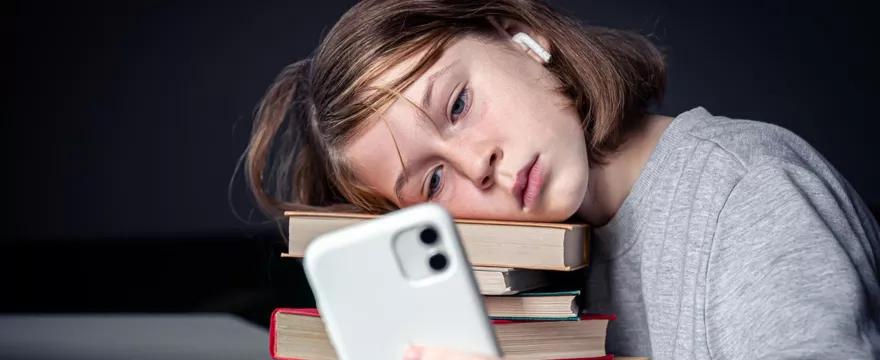 TikTok Brain – czy krótkie filmiki rujnują uwagę i koncentrację dzieci?