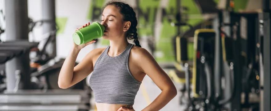 Kreatyna dla kobiet – co daje i jak ją dawkować?