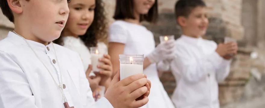 Stylizacje na komunię 2026 -propozycje stylizacji dla mamy, chrzestnej i gości