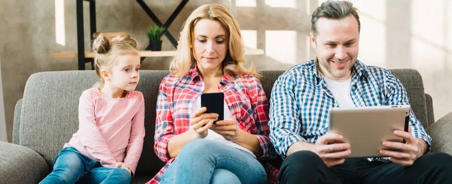 Rodzice wpatrzeni w ekrany — jak to wpływa na rozwój dziecka?