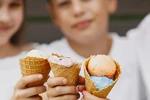 Lato sprzyja trudnym plamom — pozbądź się ich skutecznie z produktami marki Ariel 