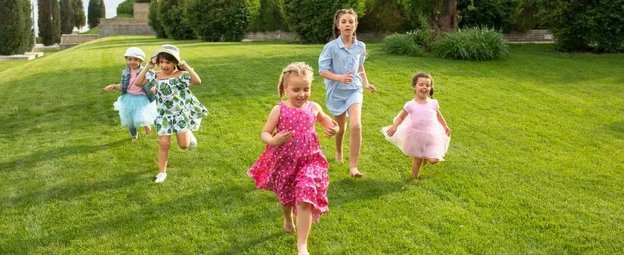    Zabawy i ruch na świeżym powietrzu: jak wpływa na odporność i dobry rozwój dziecka? BADANIA