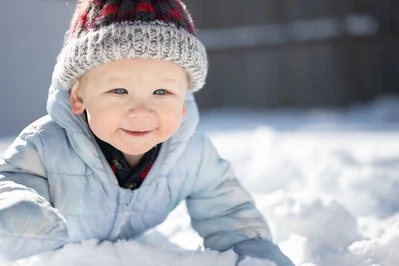 Jak ubrać niemowlaka do wózka zimą?
