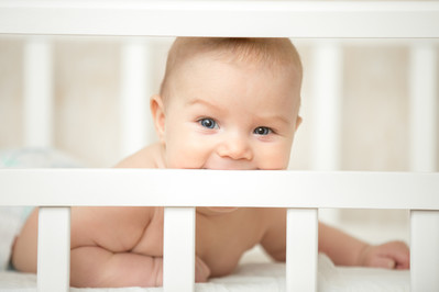 Łóżeczko dla niemowlaka – co (nie) powinno się w nim znaleźć?