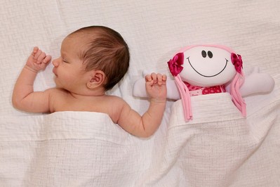 Jak układać niemowlaka do snu? – Czy może spać na boku?