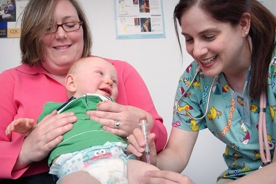 Kalendarz szczepień 2022: TABELA - na co szczepić noworodka w szpitalu i starsze dziecko?