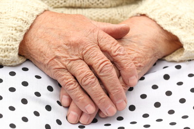 Jakie są możliwości zapewnienia opieki nad chorym seniorem?