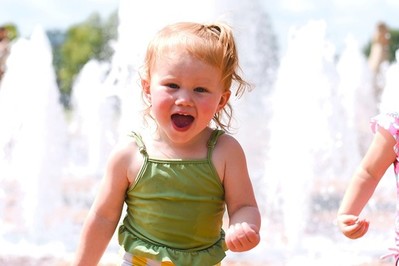 GIS ostrzega: nie schładzajmy dzieci w fontannach i nie pijmy z nich wody!