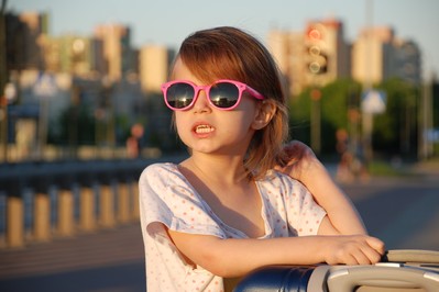 Okulary przeciwsłoneczne dla dziecka – czy są mu potrzebne?