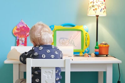 Jak oświetlić biurko dziecka – praktyczne wskazówki