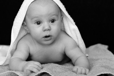 Jak założyć pieluchomajtki dziecku? Praktyczne porady