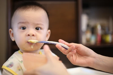 Rozszerzanie diety niemowlaka: ewentualne alergie i pierwsze posiłki