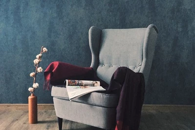 Fotele uszaki w stylowym salonie — jak dopasować je do wnętrza i jak o nie dbać?