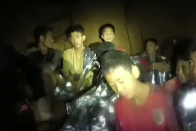 Pomagają im trener i medytacja: chłopcy wychodzący z tajlandzkiej jaskini w niezłej formie