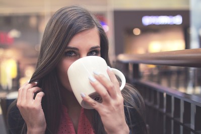 Kawa bezkofeinowa w ciąży – czy to zdrowsza alternatywa dla kawy z kofeiną?