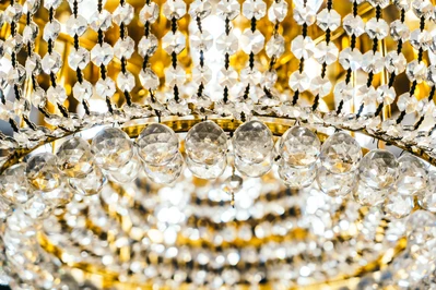 Kinkiet kryształowy – wprowadź do aranżacji luksus i elegancję! Kiedy warto go wybrać?