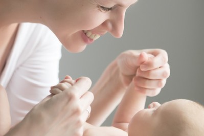 Najnowsze badania: Delikatny dotyk wpływa na rozwój mózgu niemowlaka!