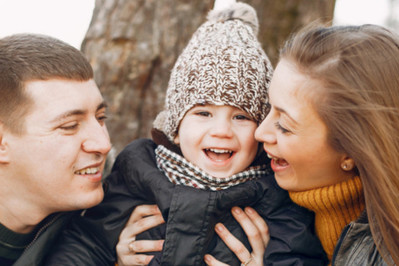 Kiedy zakładać dziecku czapkę? – odwieczny dylemat rodziców
