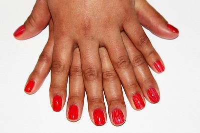 Techniki malowania paznokci i pielęgnacja dłoni