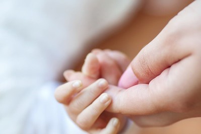 CHOROBA DE QUERVAINA, czyli tzw. kciuk matki – jak go leczyć?