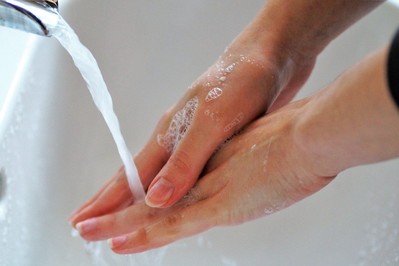 Masz suche dłonie przez dezynfekcję? Zregeneruj je!