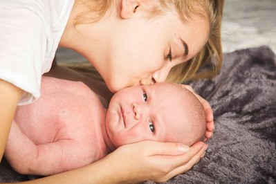 Potówki u dziecka  - jak wyglądają i czy są groźne? Domowe sposoby na potówki