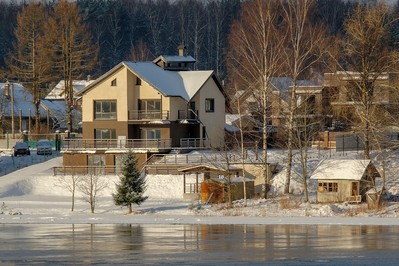 Jak zabezpieczyć dom na zimowy wyjazd?