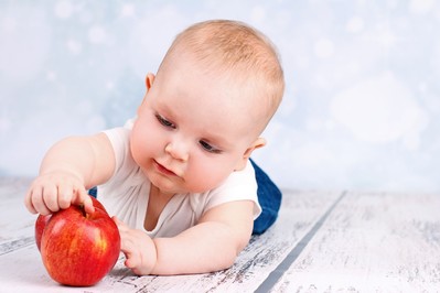 Urozmaicenie diety niemowlaka to wyzwanie. Zobacz produkty zakazane i zalecane