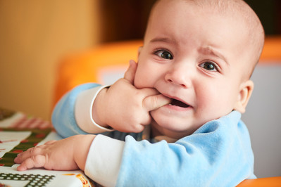 Gryzący problem. Jak ulżyć dziecku w trakcie ząbkowania? 