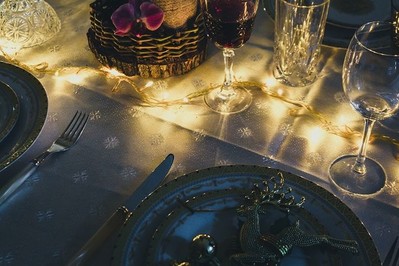 Stół na Wigilię: jakie są tradycje i zasady przygotowania świątecznego stołu?