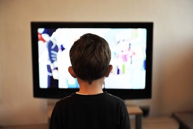 Ile dziecko może spędzać czasu przed telewizorem?