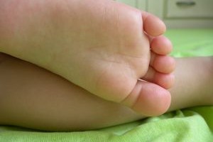 Dziecko moczy się w nocy – przyczyny i leczenie
