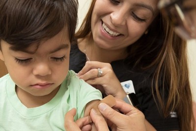 Szczepienia: czy warto szczepić dzieci w czasie pandemii? Kto jeszcze powinien poddać się szczepieniom? 