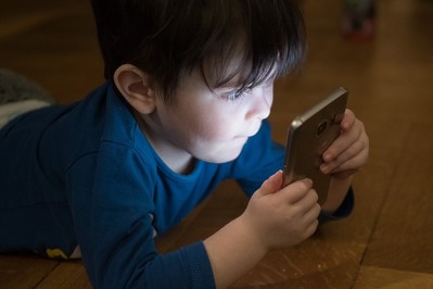 Pierwszy telefon komórkowy dla dziecka – jaki wybrać? Przydatne wskazówki