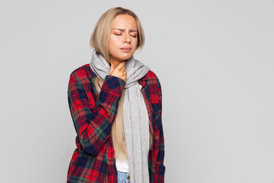 Co powoduje podrażnienie gardła i co na nie stosować