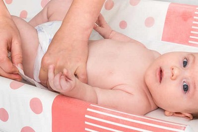 Jak prawidłowo przewijać niemowlę? Krótki poradnik nie tylko dla rodziców