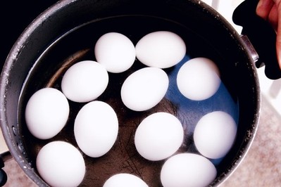 Jak gotować jajka, żeby nie pękały? TOP 6 sposobów gotowania jajek 