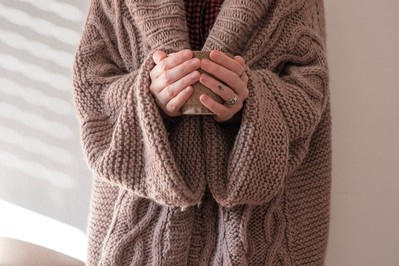 Ciepłe swetry na jesień - modne propozycje do pracy i szkoły