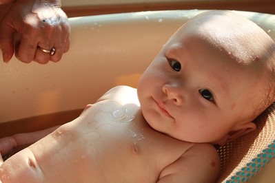 Pierwsza kąpiel noworodka - temperatura wody ZOBACZ FILM